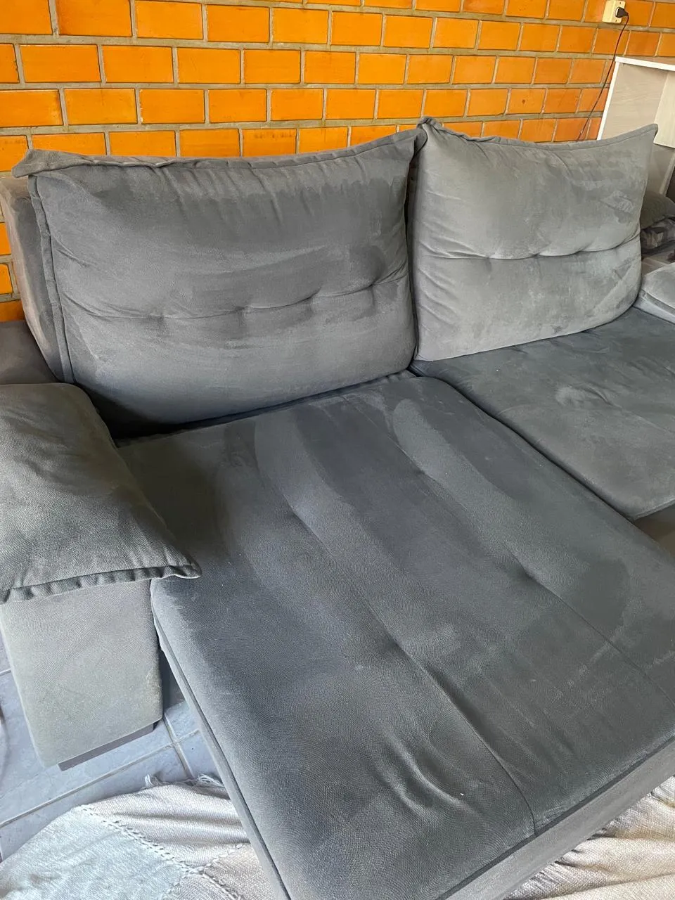 Sofá antes da higienização, com manchas visíveis